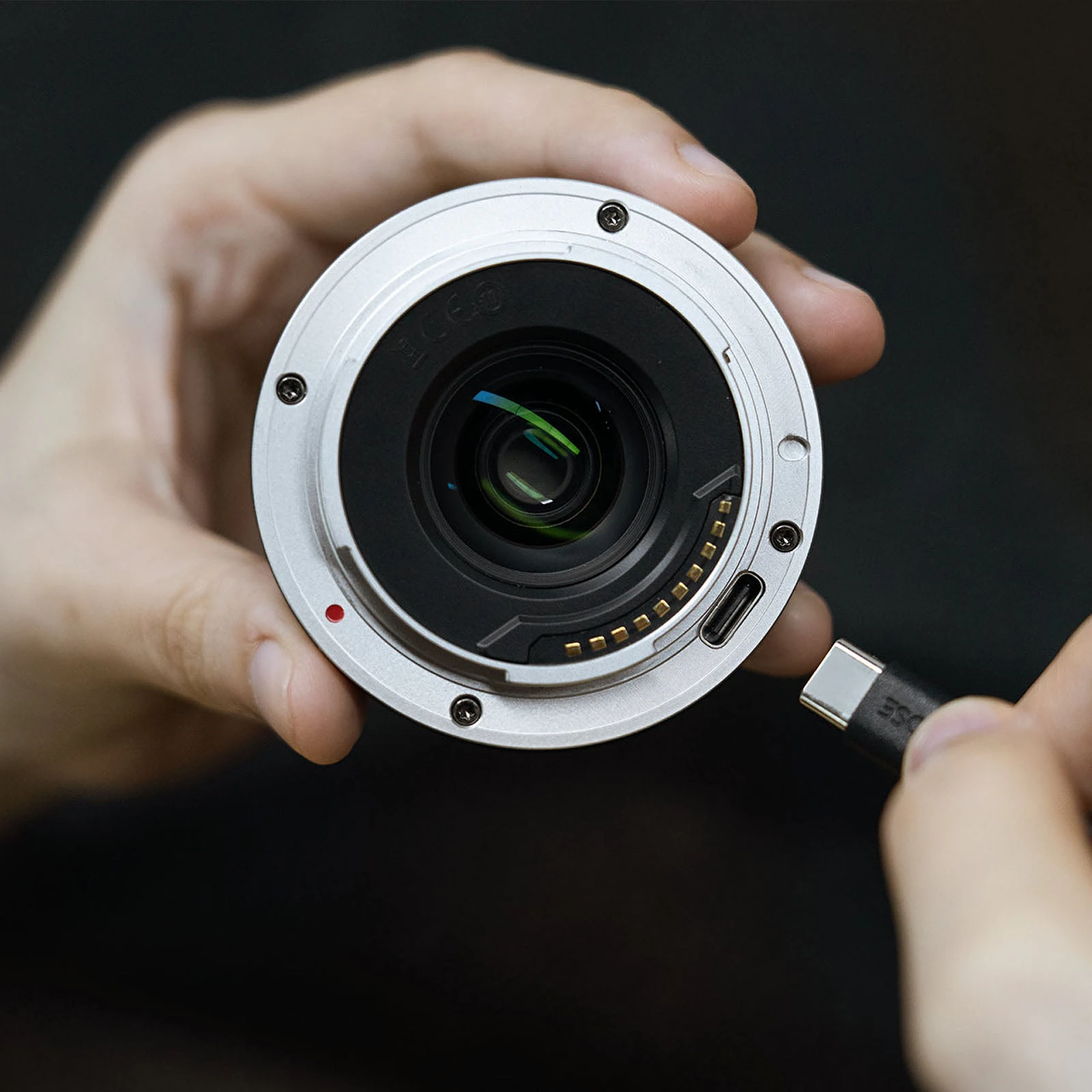 Cổng USB-C tích hợp ngay cạnh ngàm ống kính TTArtisan AF 24mm f3.8 Mini