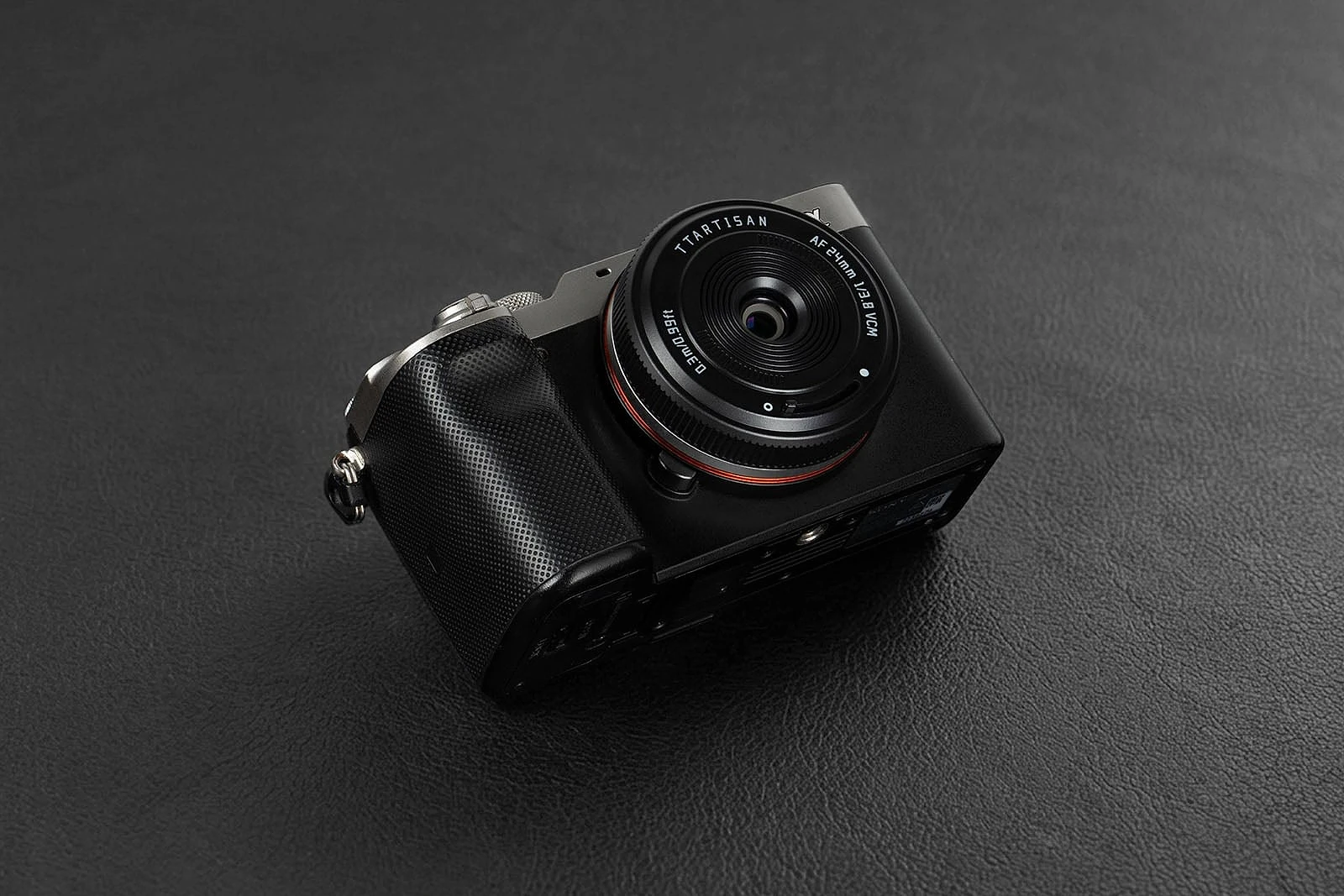 Mặt trước ống kính TTArtisan AF 24mm f3.8 Mini với thấu kính nhỏ và ren filter 52mm