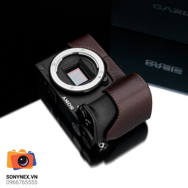 Bao da Sony A6500 Nâu đậm Gariz | Chính hãng - mặt sau và phụ kiện đi kèm