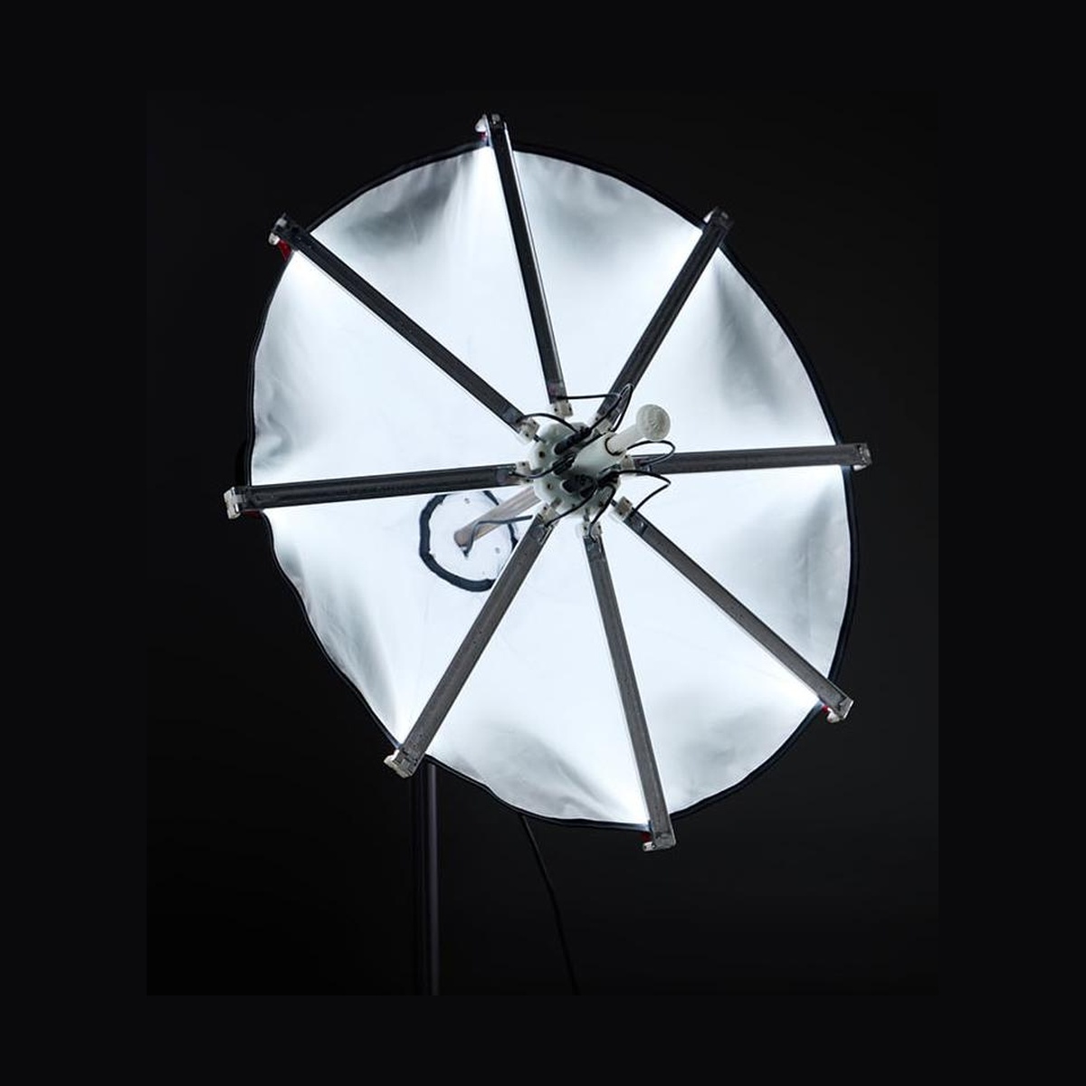 Mặt trước đèn SmallRig OrBrella FM 60B khi bung dù 47cm, 8 thanh LED chiếu dội ngược ánh sáng siêu mềm