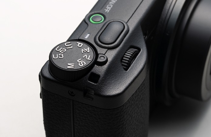 Đỉnh máy Ricoh GR IVx nhỏ gọn với nút chụp và bánh xe điều khiển tối ưu thao tác 1 tay