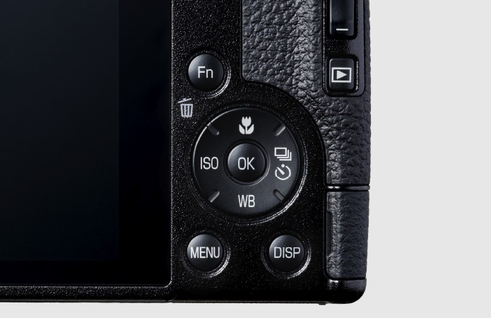 Mặt sau và cụm phím điều khiển thao tác nhanh trên Ricoh GR IVx