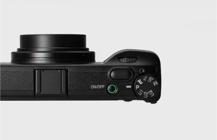 Toàn cảnh đỉnh máy Ricoh GR IVx và chân gắn hotshoe hỗ trợ phụ kiện