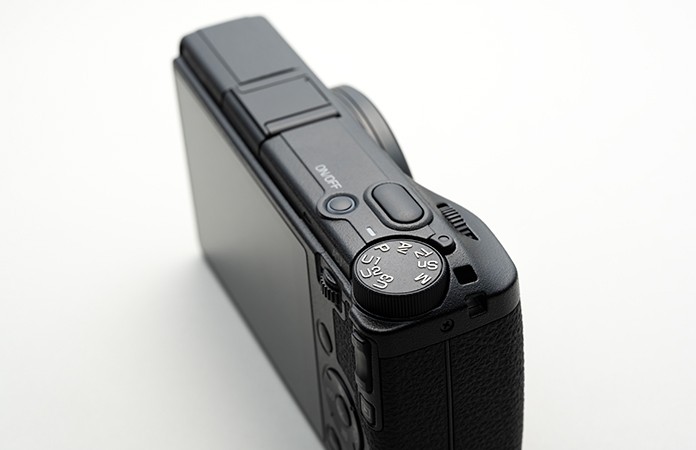 Góc nghiêng thân máy Ricoh GR IVx siêu mỏng nhẹ dễ dàng bỏ túi