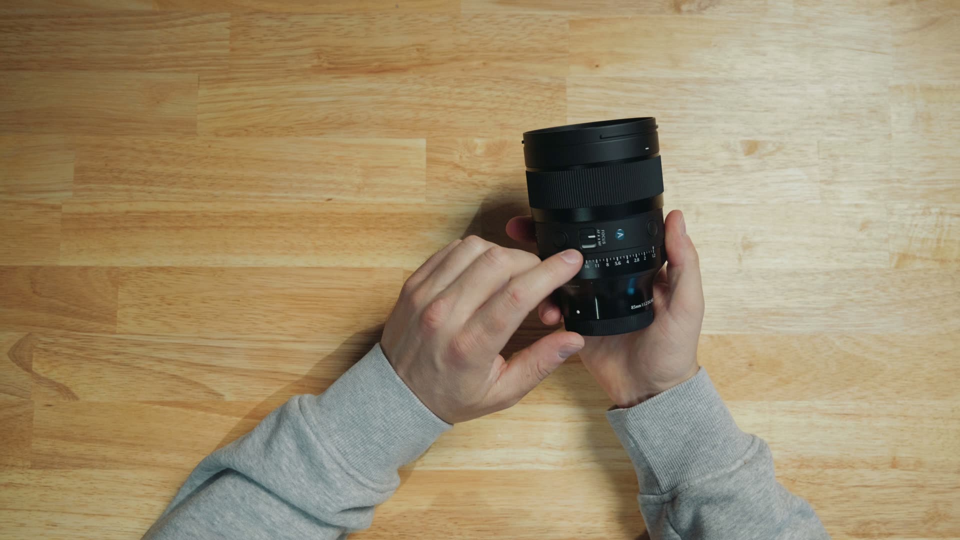 Cận cảnh thân ống kính Sigma 85mm f/1.2 DG Art với phím AFL công tắc AF MF và vòng khẩu độ de-click