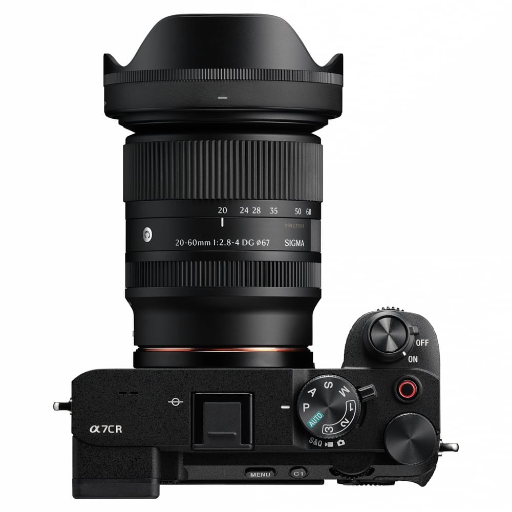Ống kính Sigma AF 20-60mm F2.8-4 DG Contemporary gắn trên máy ảnh Sony A7CR nhỏ gọn cân đối