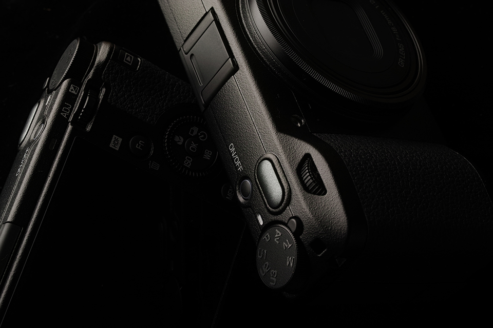 Máy ảnh Ricoh GR IV HDF thiết kế cao cấp với nút chụp bạc xám