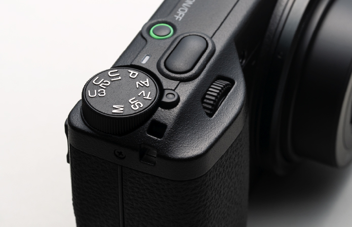 Vòng xoay chế độ chụp và nút bấm chụp màu đen Classic của Ricoh GR IV