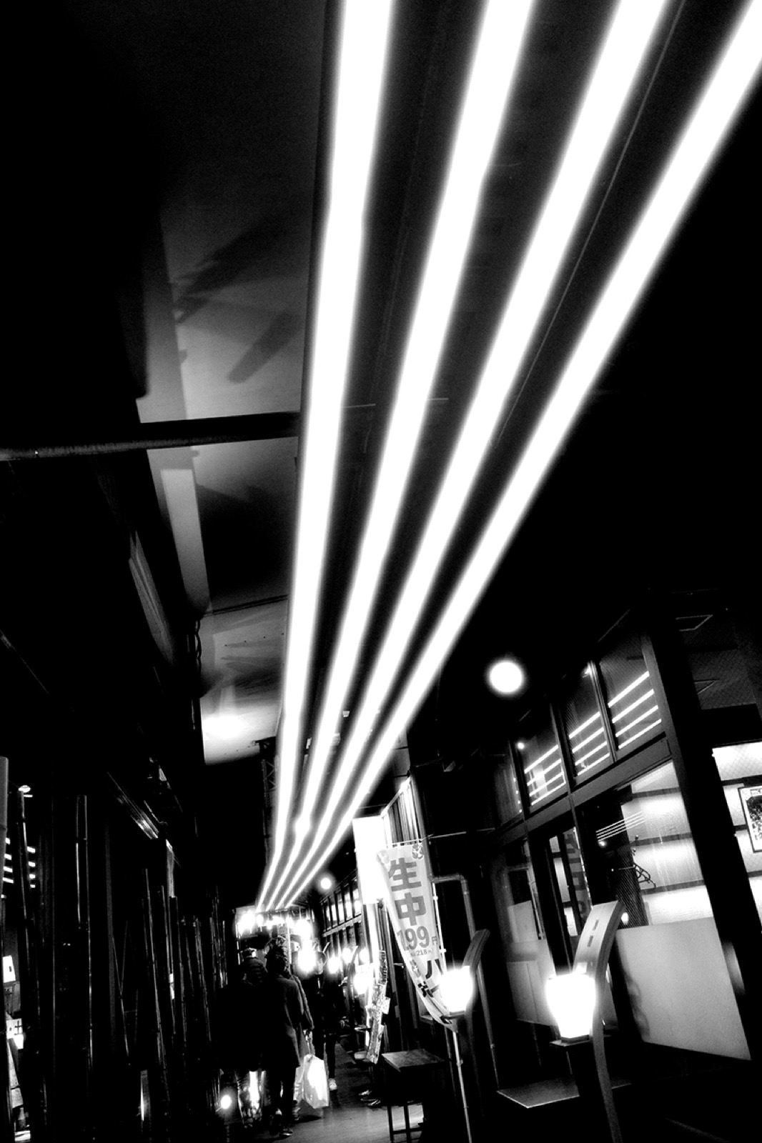Ảnh phố đêm Tokyo vệt sáng đèn neon từ Ricoh GR IV