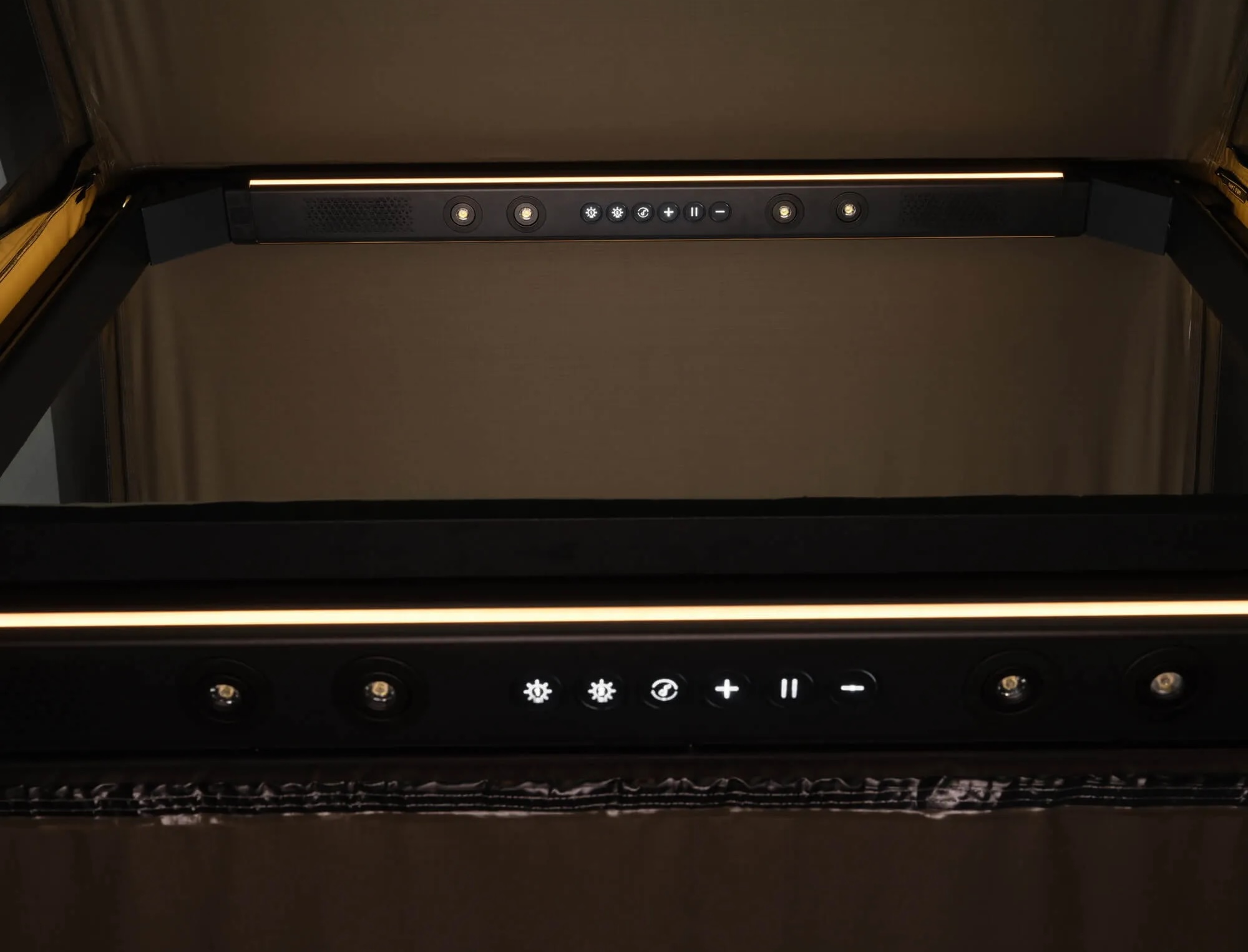 Bảng điều khiển đèn LED và hệ thống âm thanh vòm 4.0 trên lều Wild Land Pickupmate Trunk