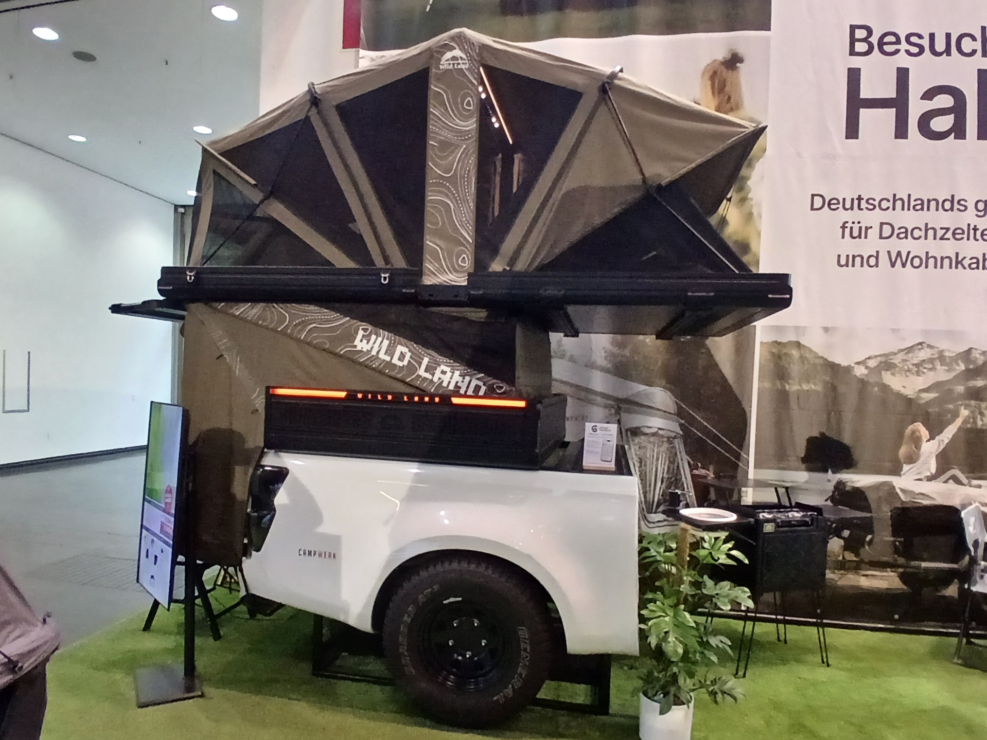 Thùng lều cắm trại Wild Land Pickupmate Trunk thực tế tại triển lãm Caravan Salon 2026 ở Đức