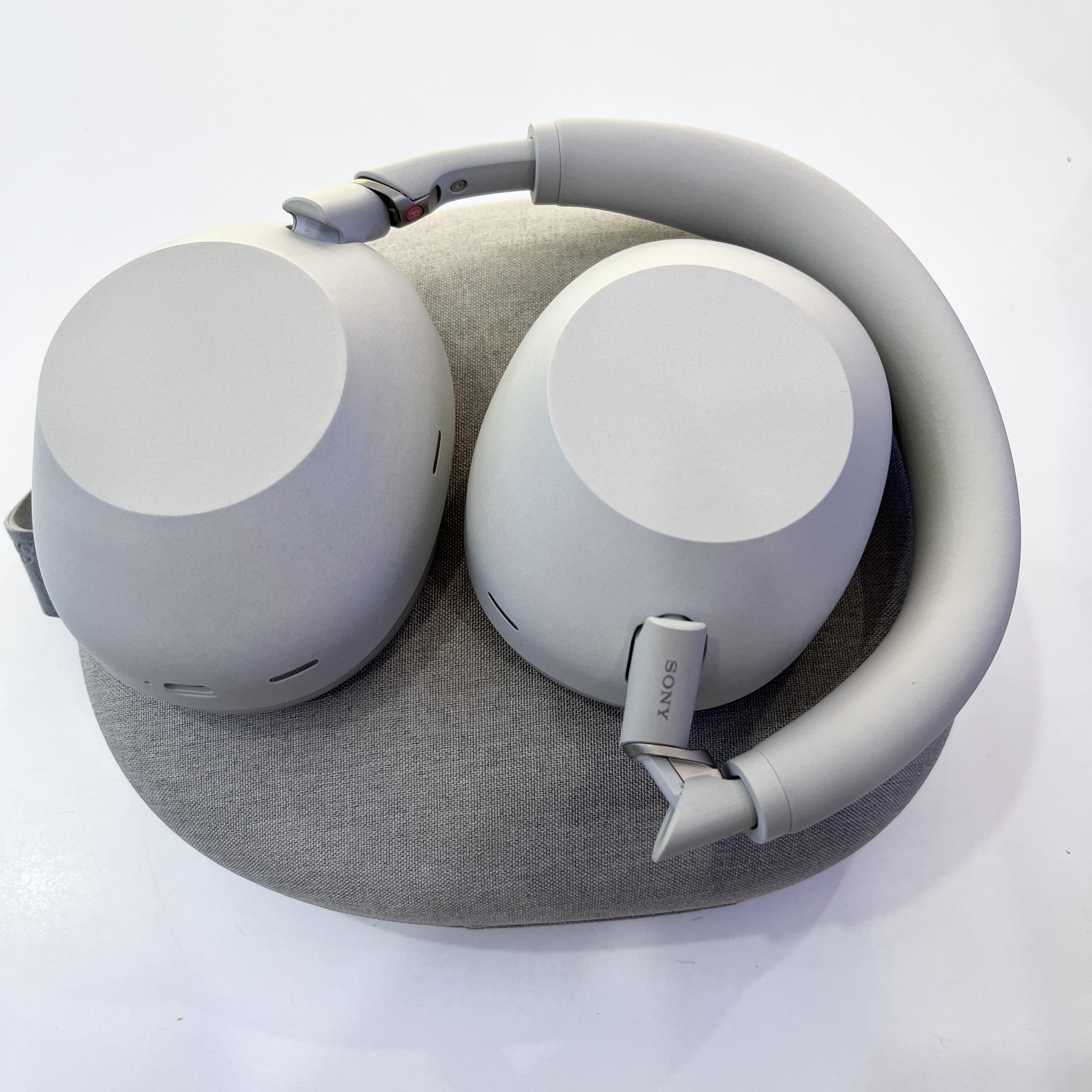 Tai-nghe-Sony-WH-1000XM6-Platinum-Silver-Used-Chinh-hang-10.jpg?v=1781680542