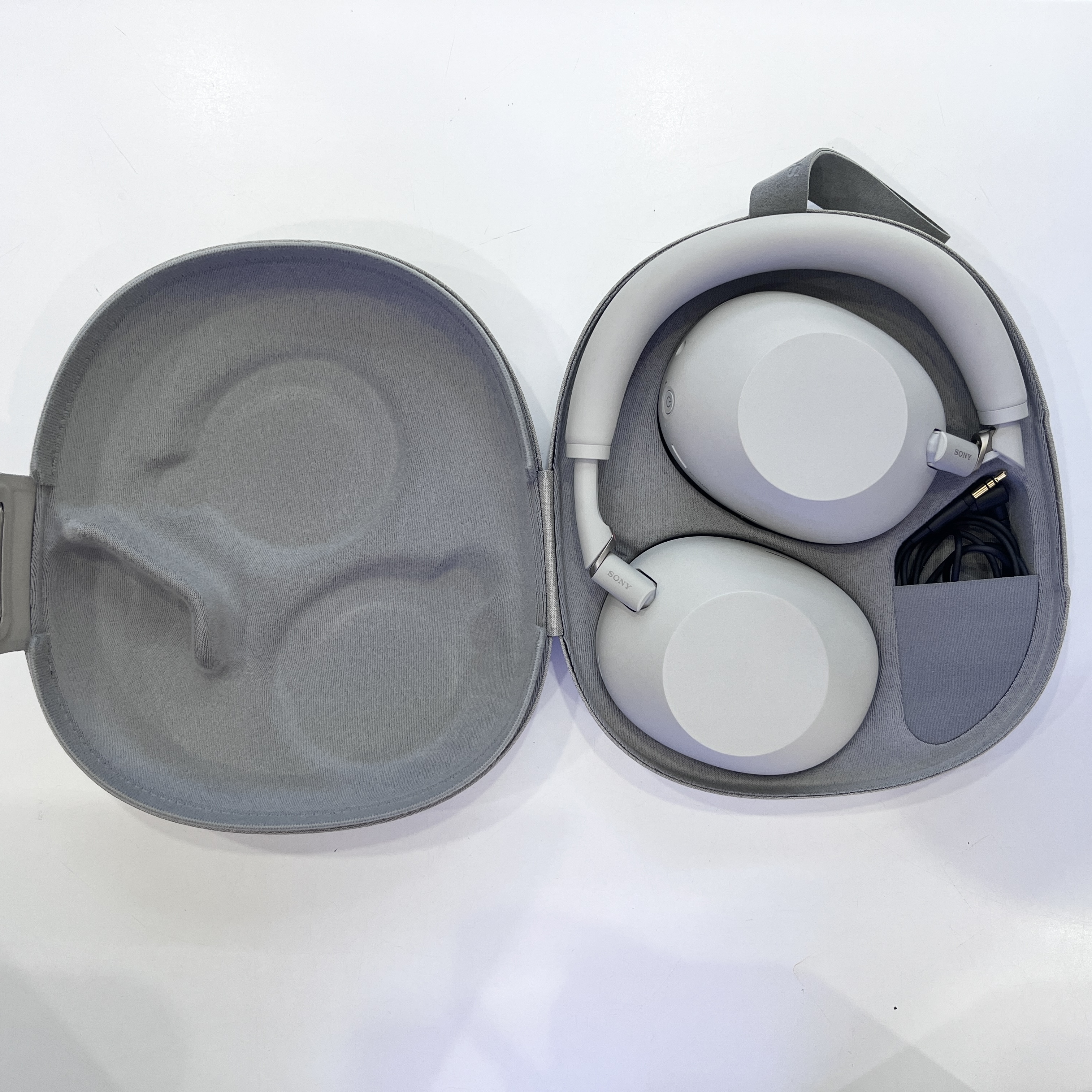 Tai-nghe-Sony-WH-1000XM6-Platinum-Silver-Used-Chinh-hang-7.jpg?v=1781680537
