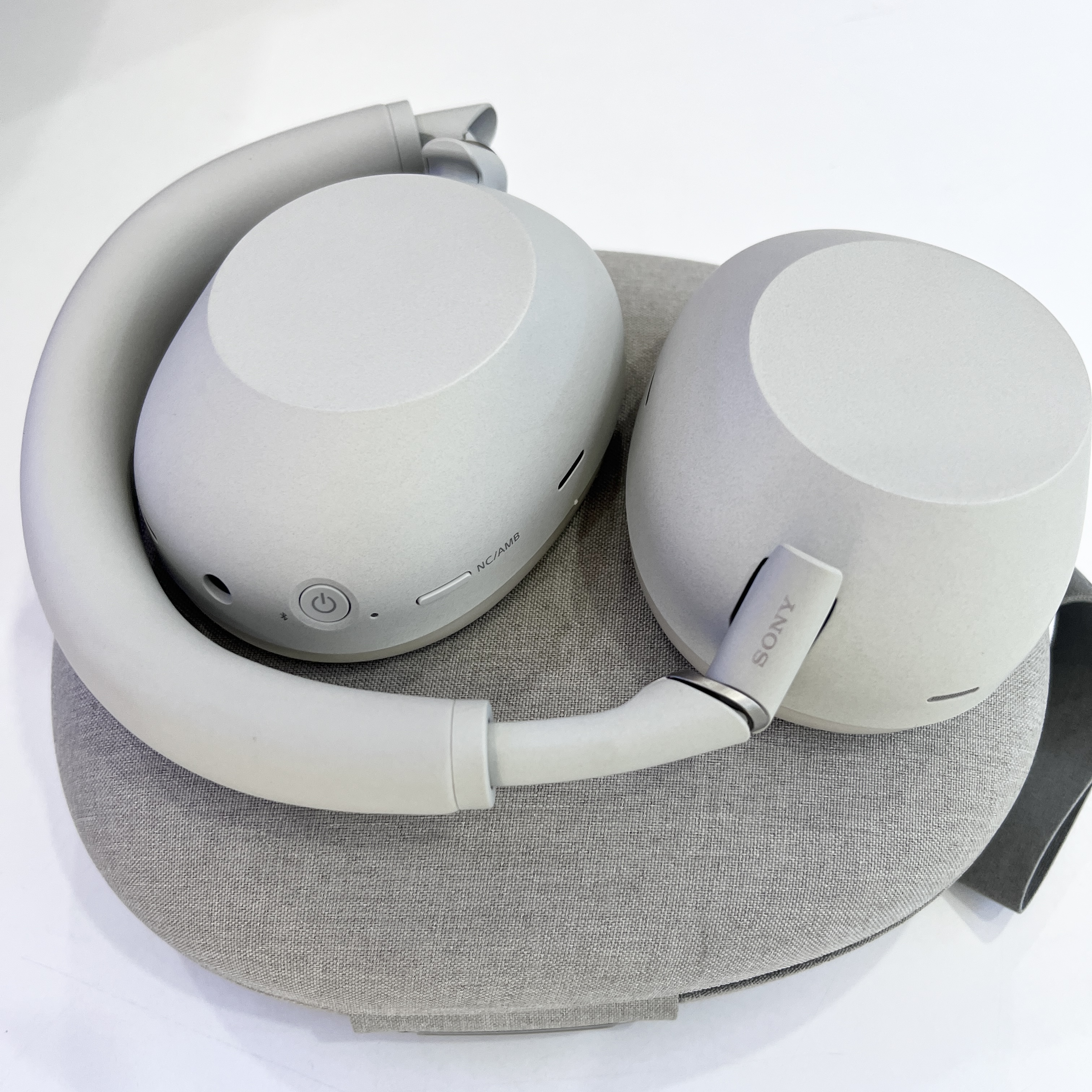 Tai-nghe-Sony-WH-1000XM6-Platinum-Silver-Used-Chinh-hang-9.jpg?v=1781680541