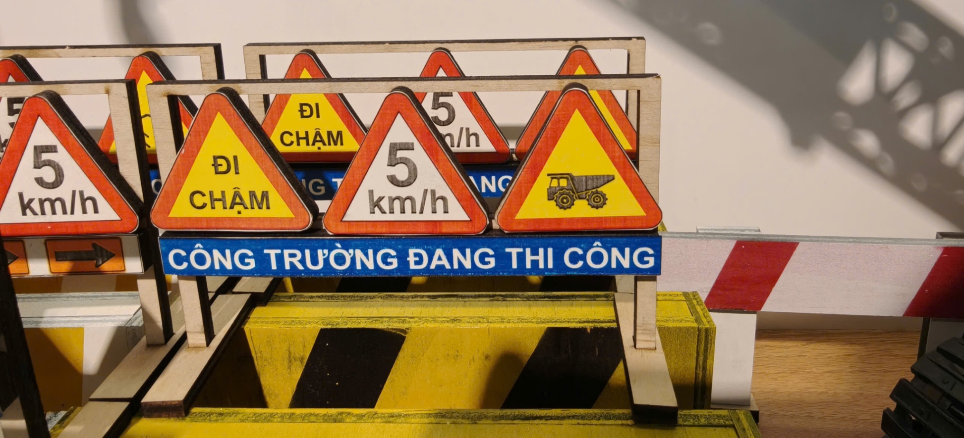 Biển báo công trường đang thi công