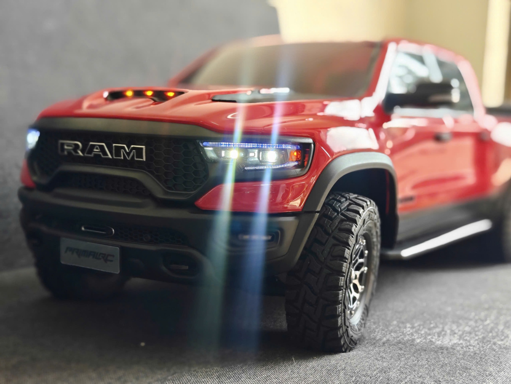 Xe RC Rock Crawler Traction Hobby RAM 1500 1:8 FOC Brushless 4WD – Màu ĐỎ