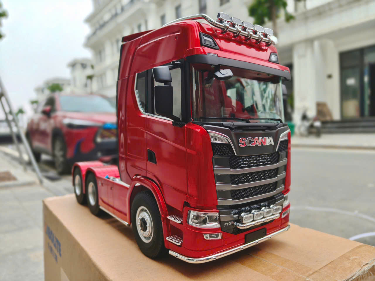 Đầu kéo KABOLITE 770S 1:14 6X6 có khoá vi sai, pin sạc, mở cửa cabin – Màu ĐỎ