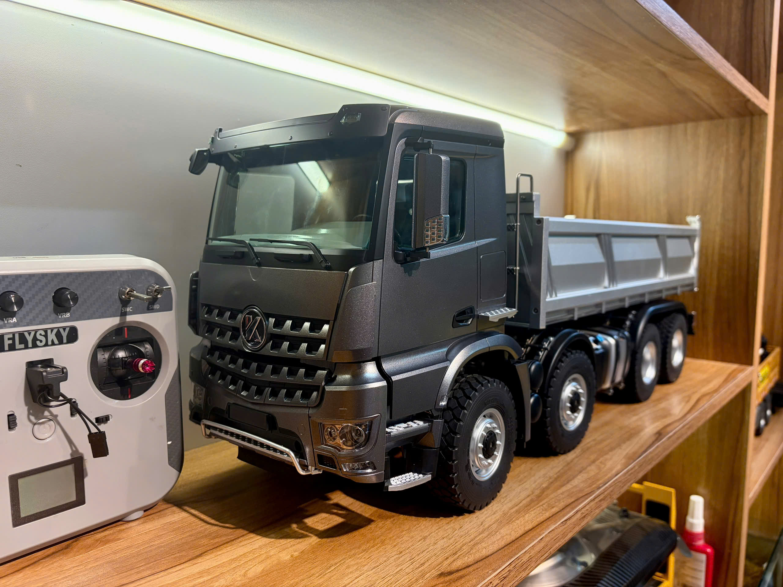 Xe Ben KABOLITE K5703 Kim Loại 1:14 4 Cầu 8x8 Ben Trục Vít (Màu Xám)