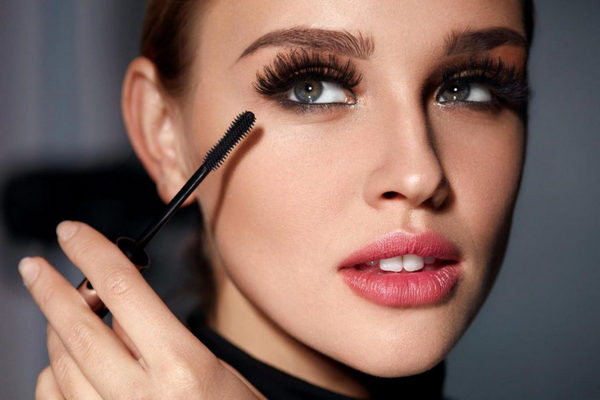 Hạn chế sử dụng mascara khi dán mi giả