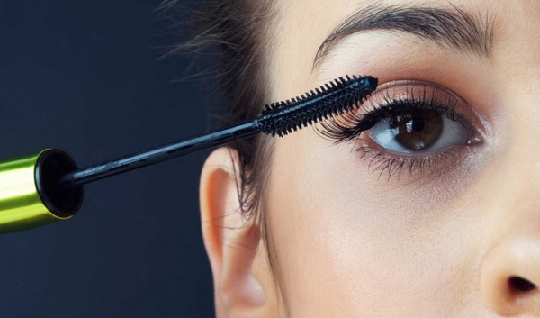 Chuốt mascara hàng ngày có hại cho mắt không?