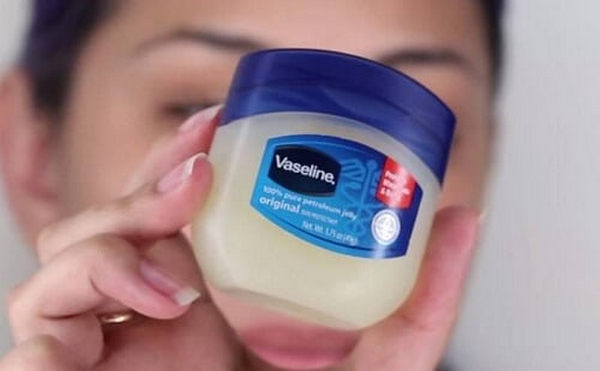 Dưỡng mi dài nhanh từ vaseline