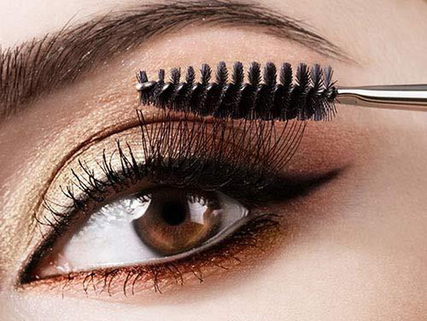 Chuốt mascara lên mắt