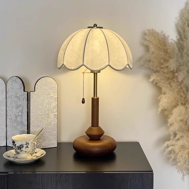 Đèn ngủ để bàn họa tiết hoa chìm, thân kim loại đế gỗ phong cách trung cổ. - Đèn vải in đế gỗ