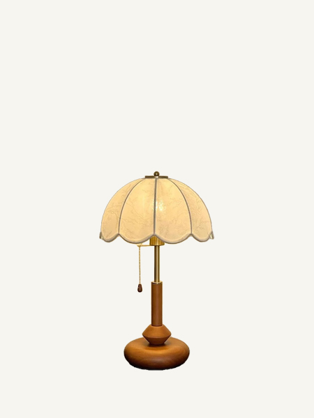 Đèn ngủ để bàn họa tiết hoa chìm, thân kim loại đế gỗ phong cách trung cổ. - Đèn vải in đế gỗ