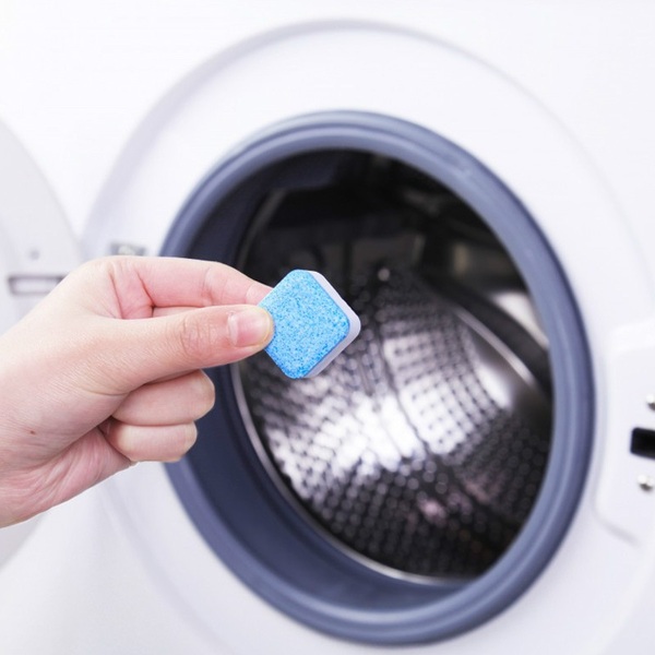 Bước 3: Bỏ viên tẩy vào lồng máy giặt