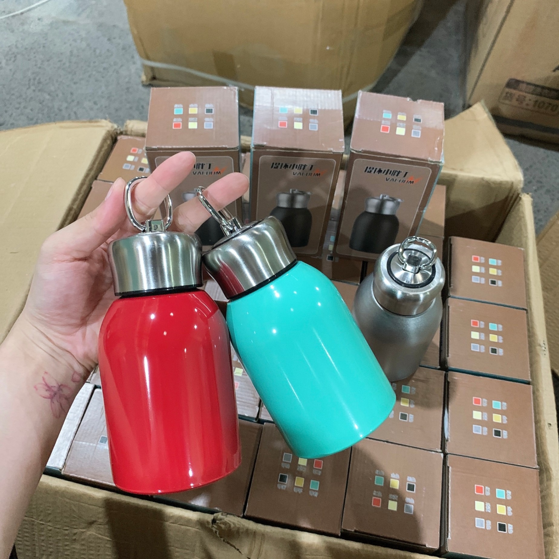 [60] Bình Giữ Nhiệt BOM Mini Nắp Móc Khoá