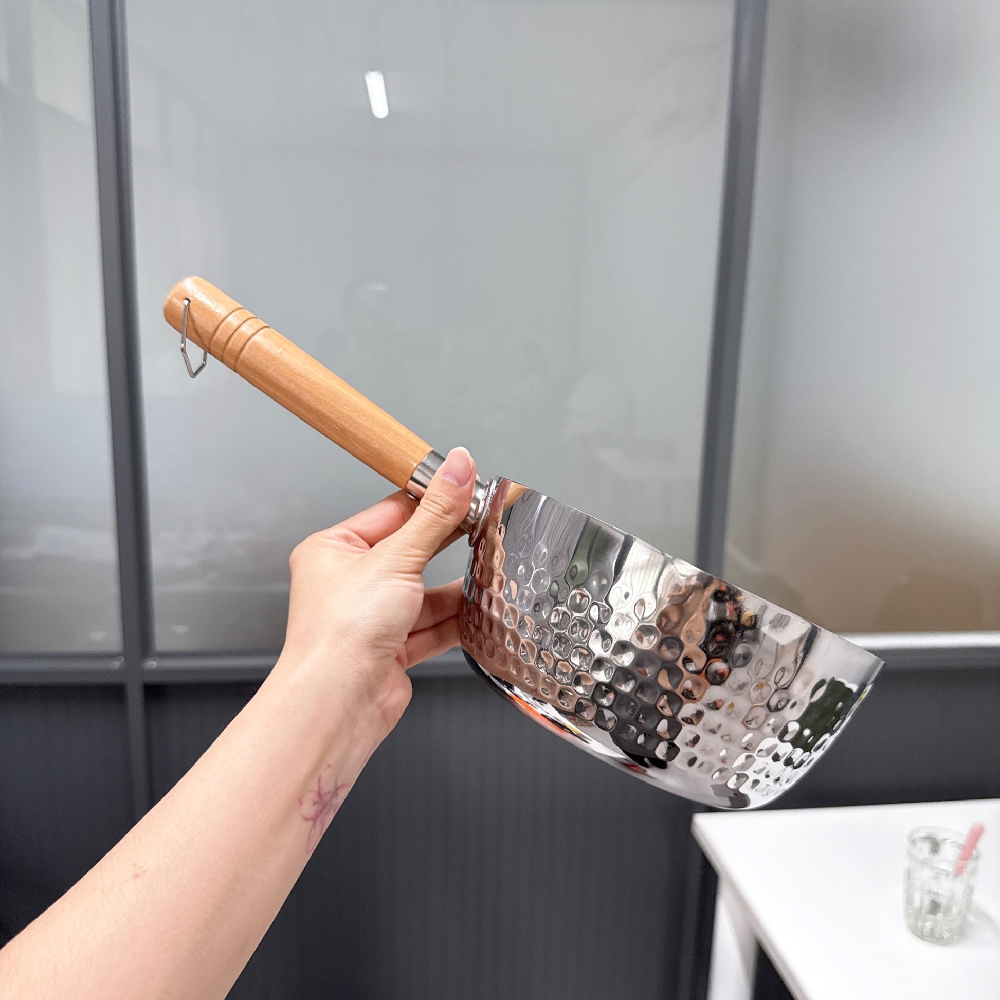 [60] Chảo Tuyết Nhôm Cán Gỗ Dài