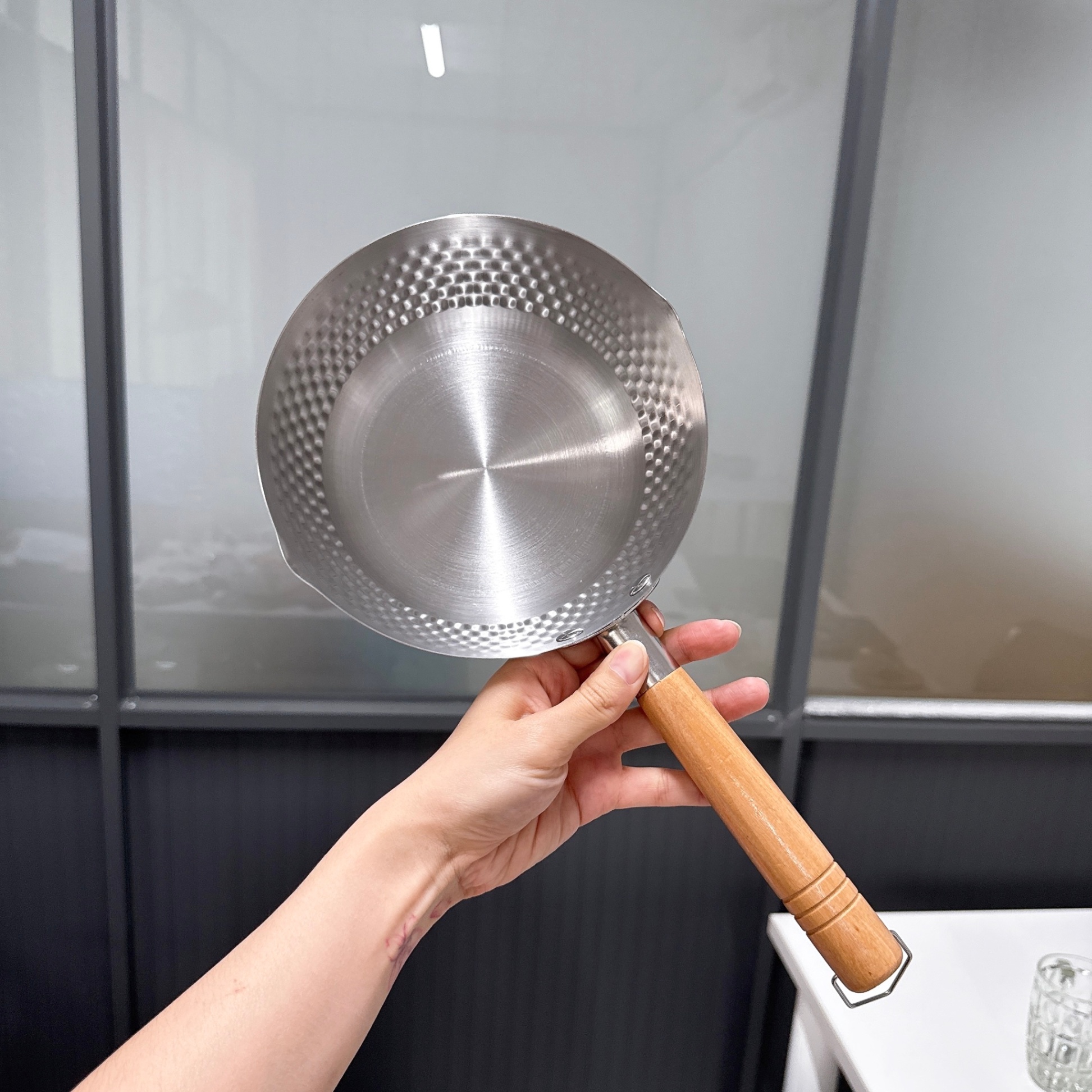 [60] Chảo Tuyết Nhôm Cán Gỗ Dài