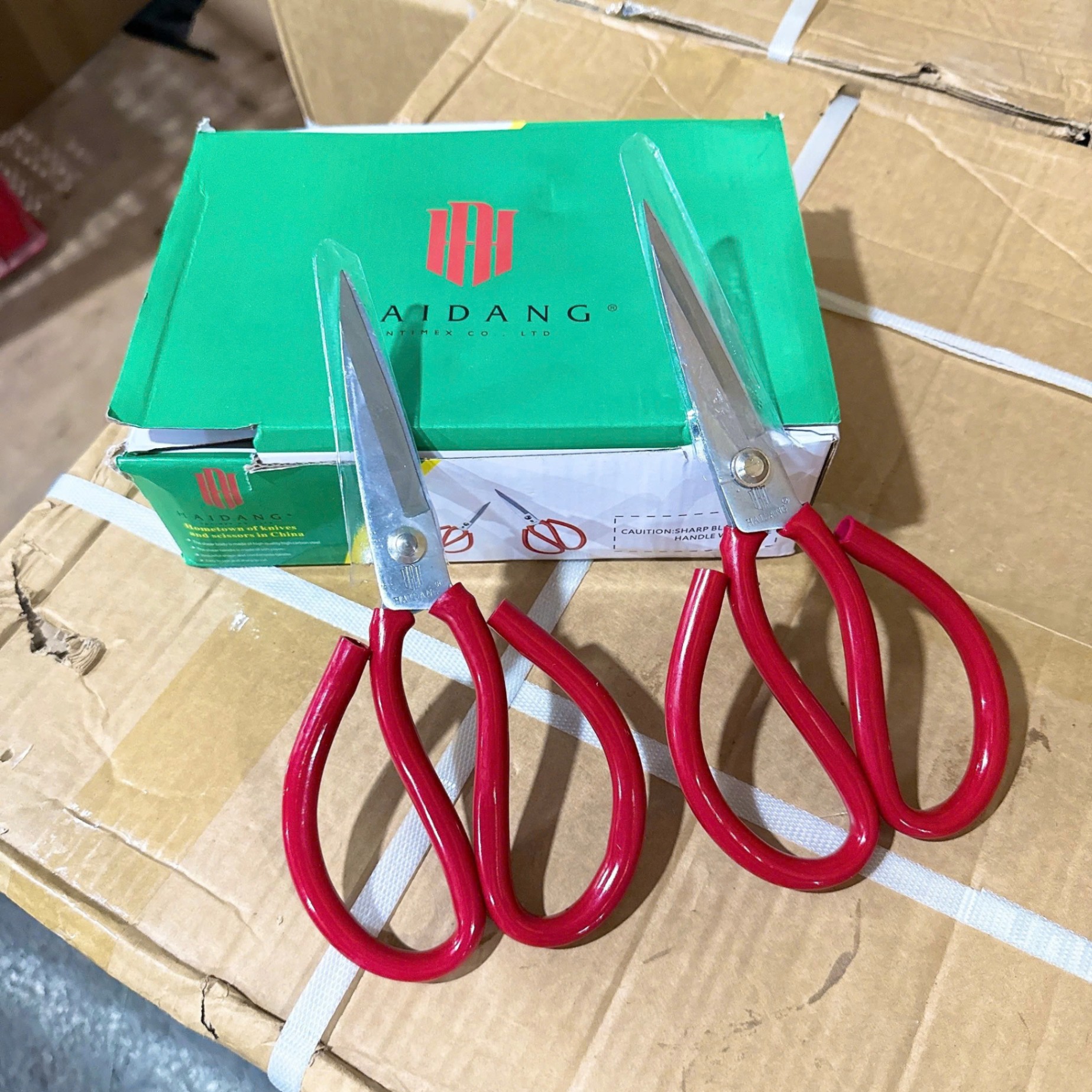 [240] Kéo Đại Đỏ Hộp Xanh Trung H12(NT)