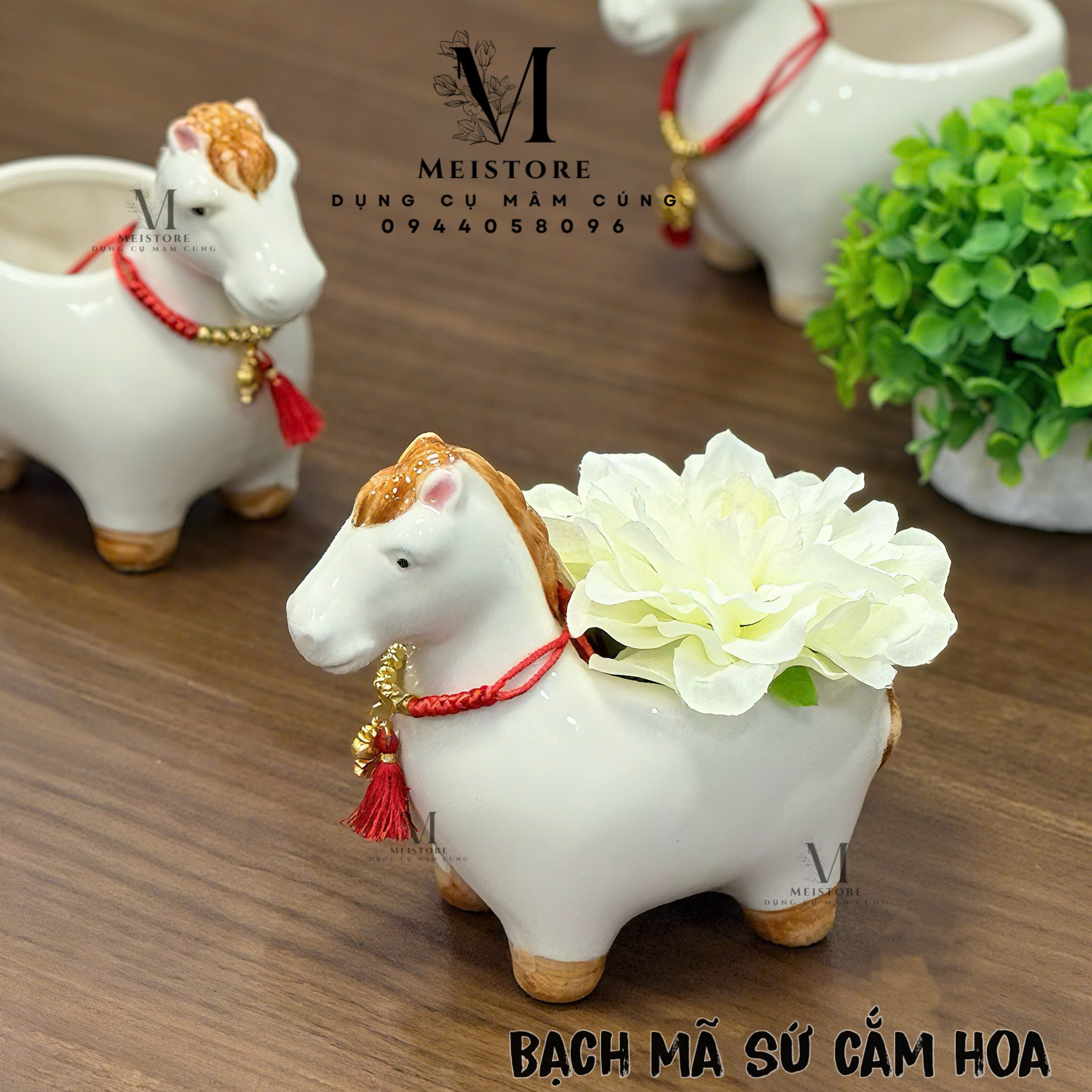 Bạch mã sứ đựng hoa - Ngựa sứ kèm lắc đỏ