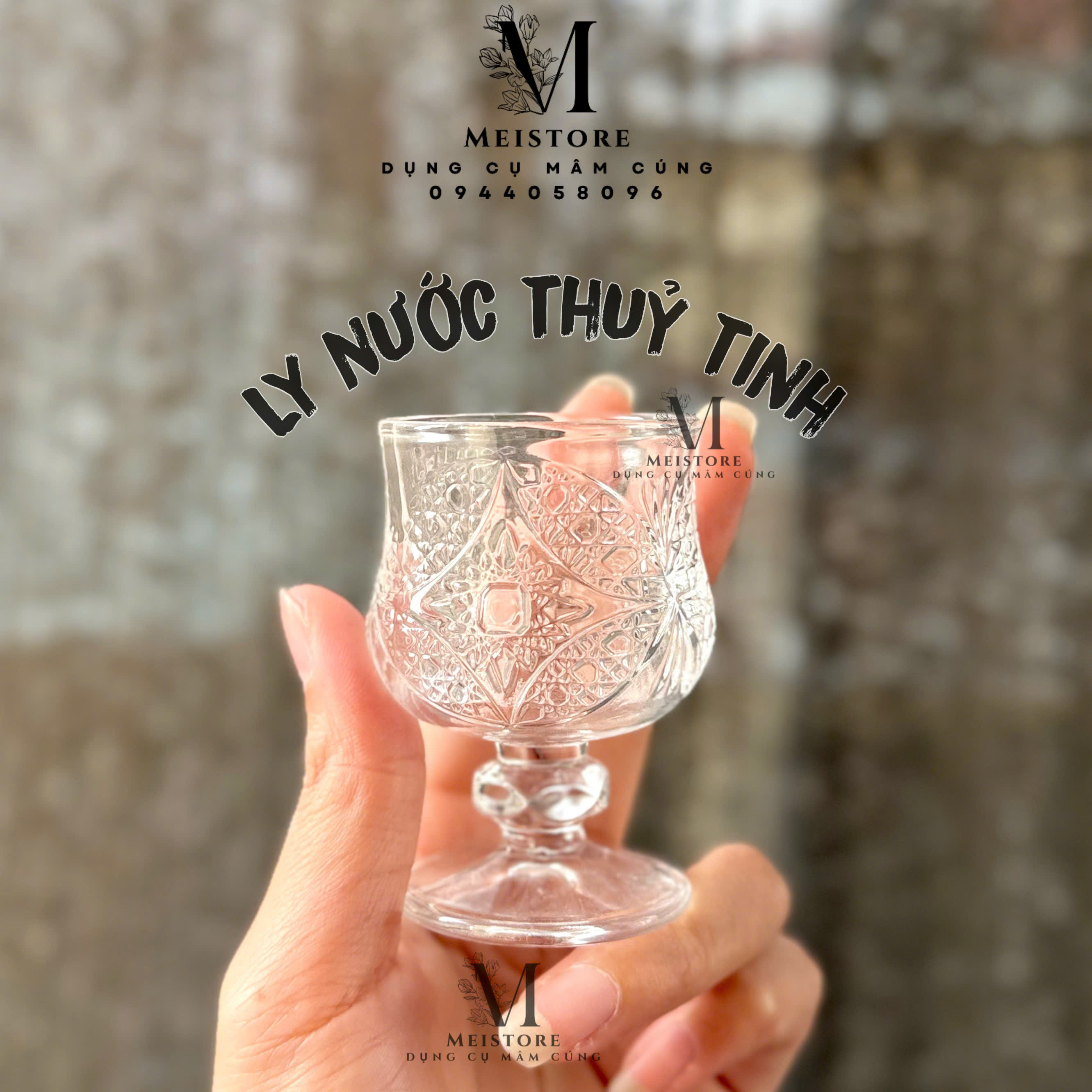 Ly thủy tinh đựng nước có chân- bộ hiện đạii