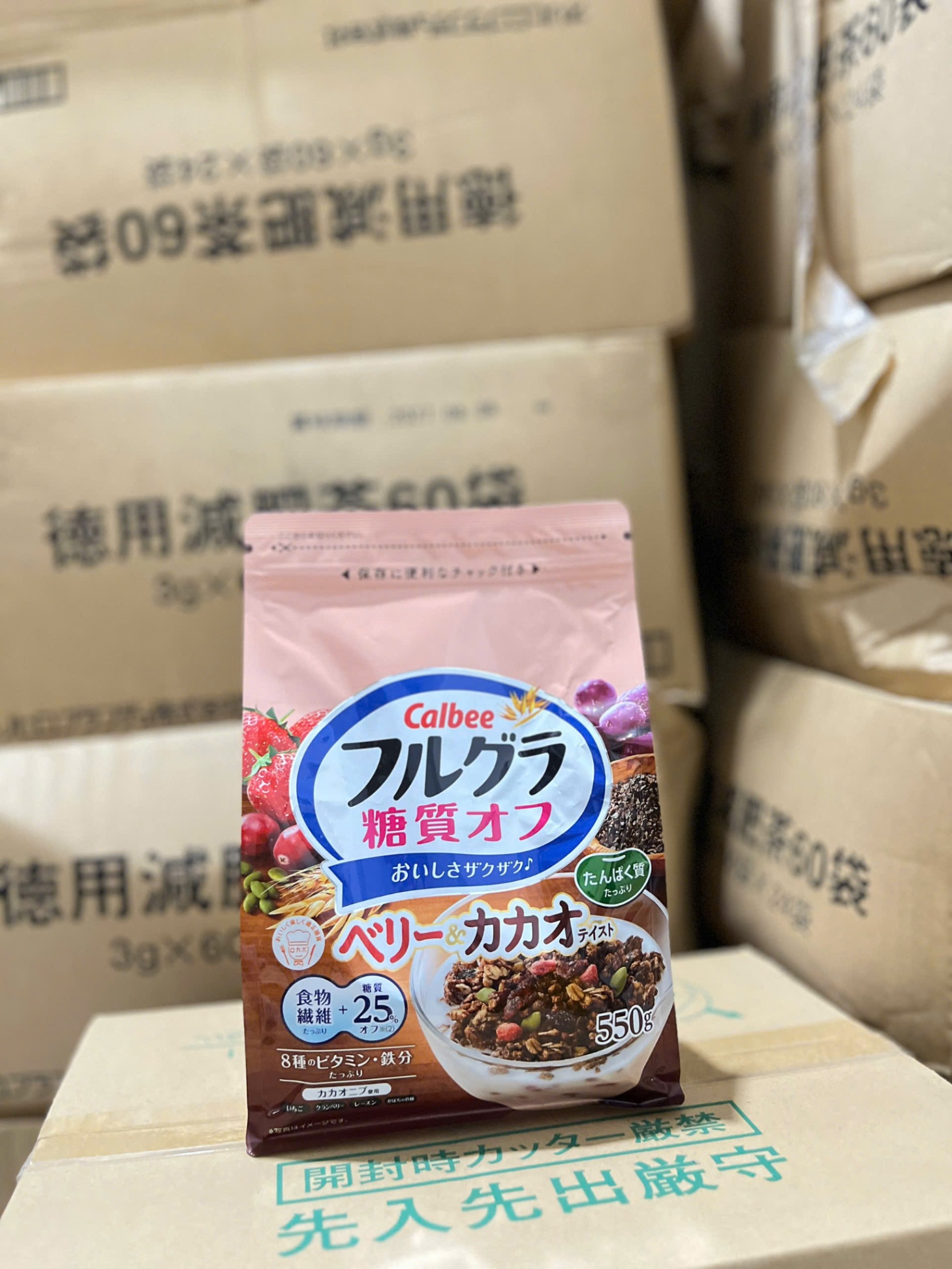 Ngũ cốc hoa quả Calbee vị dâu ca cao 550g(6g/1thùng)