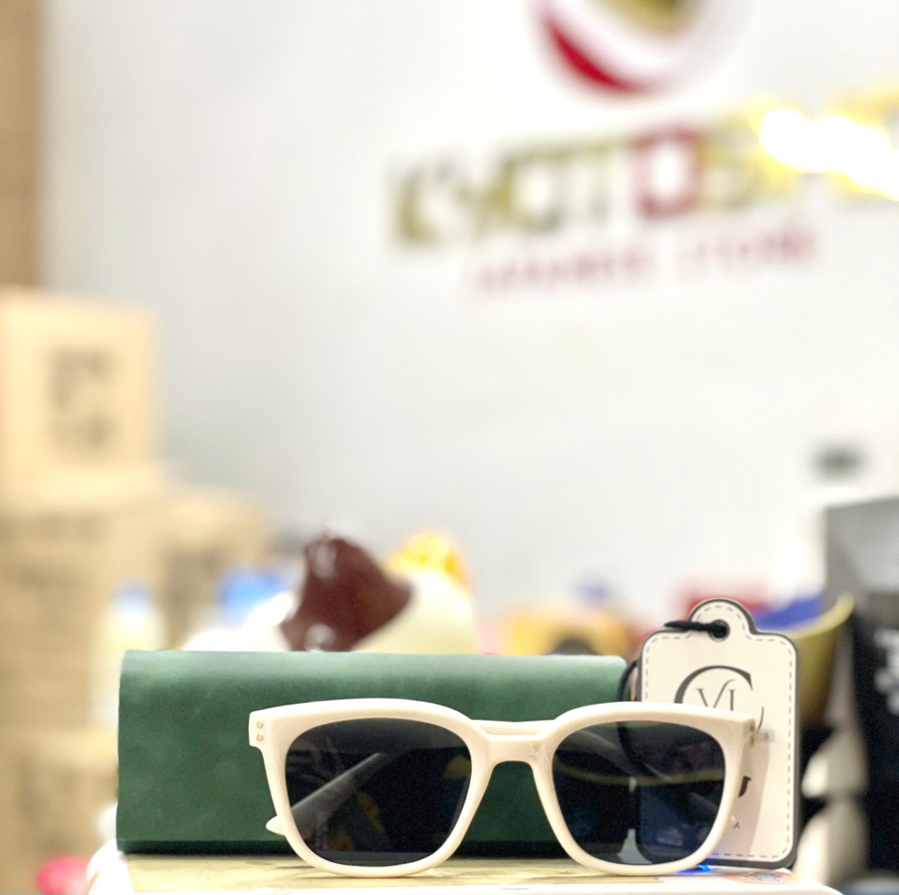 Kính mắt thời trang của VJC Essentials