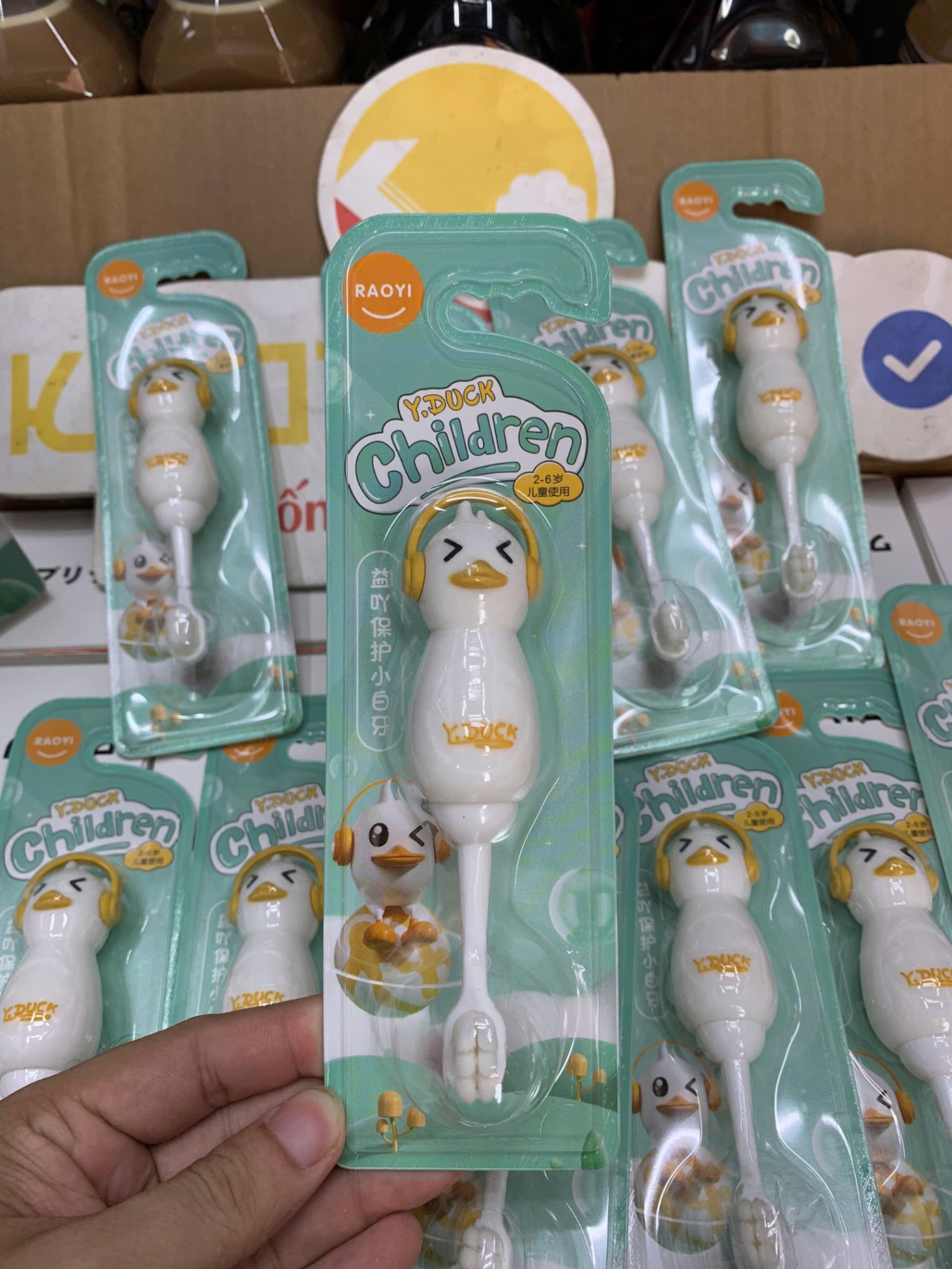 Bàn chải lông mềm vịt đeo tai nghe cho bé từ 2-6 tuổi
