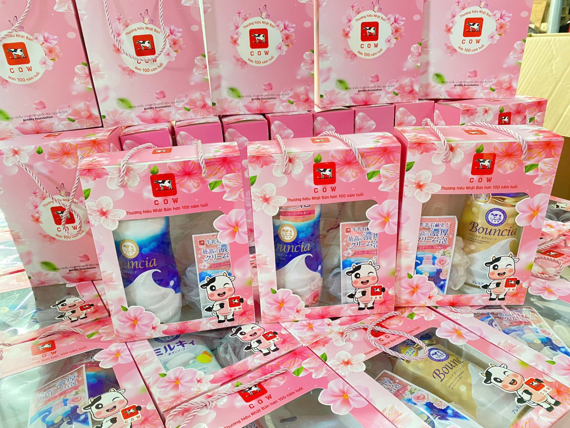 Set Sữa tắm sữa bò tạo bọt mịn Cow Bouncia 460ml tặng bông tăm và túi sữa tắm 12ml