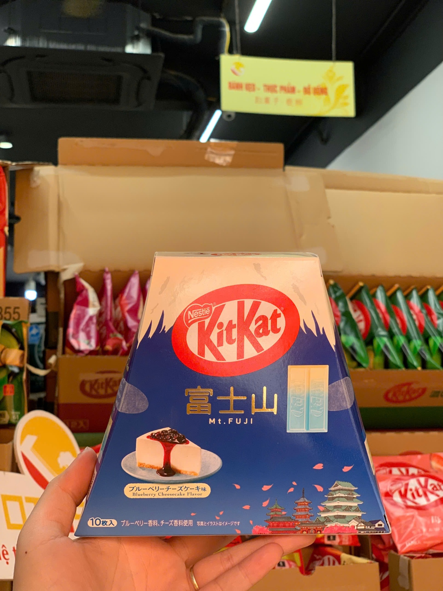 Bánh Kitkat phô mai việt quất Mt. Fuji bản giới hạn Gói 10 Miếng 1 hộp