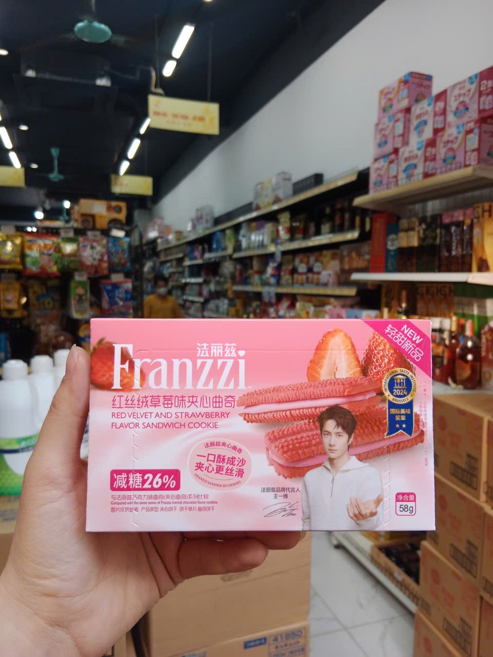Bánh quy kẹp kem Franzzi vị Red Velvet và dâu tây 58g T48