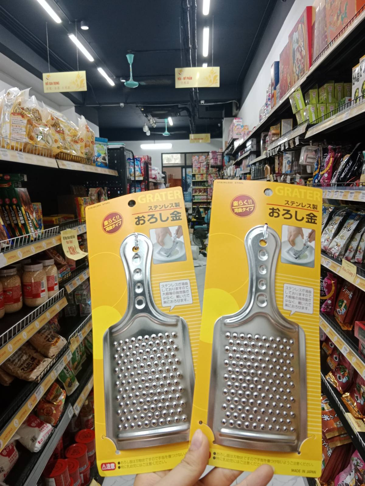 Bàn nạo inox mài nhỏ thực phẩm có tay cầm