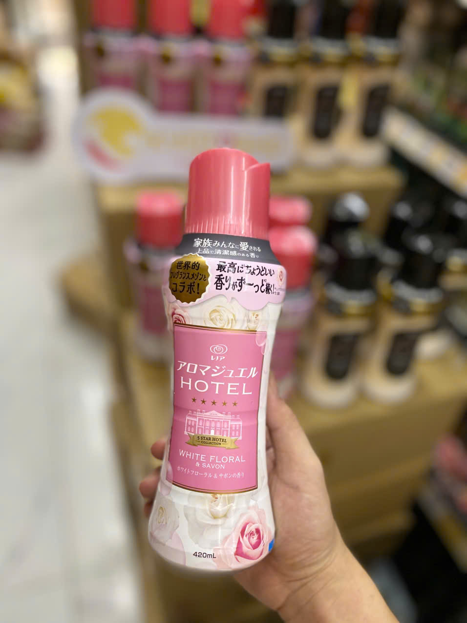 Viên xả vải Lenor hương hoa trắng và xà phòng 420ml