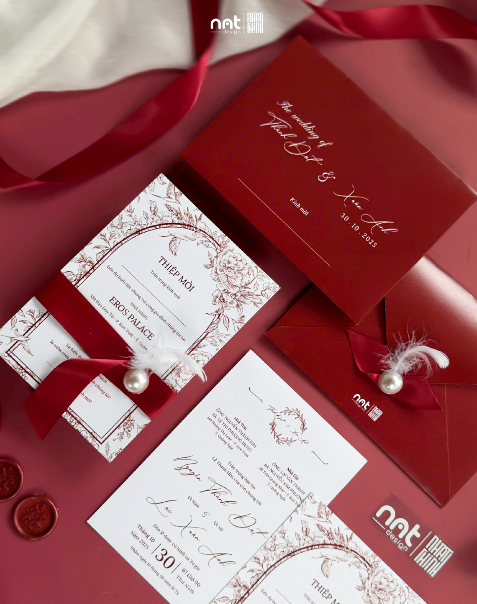 THIỆP KỶ THUẬT SỐ ĐỎ HỌA TIẾT CỔNG VÒM HOA ĐỎ