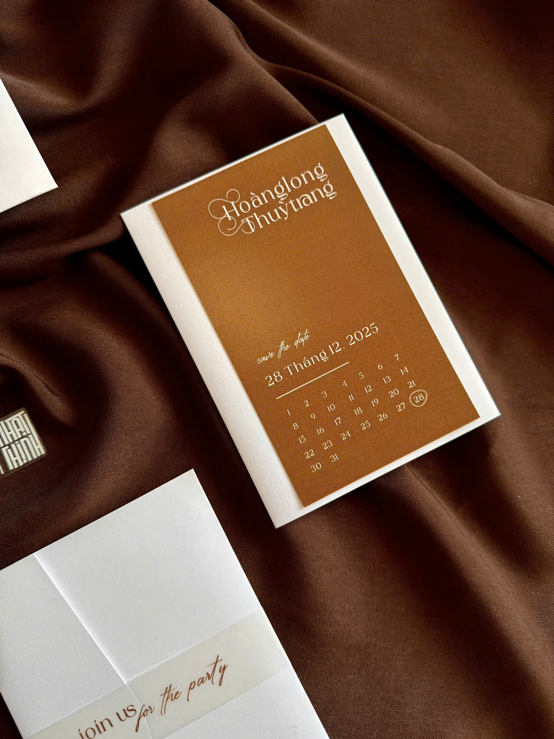 Thiep-Cuoi-Thiet-Ke-Caramel-Sang-Trong-In-Ky-Thuat-So_z7300888123836_dd5b484a30560b63c09fe69763522e0b.jpg