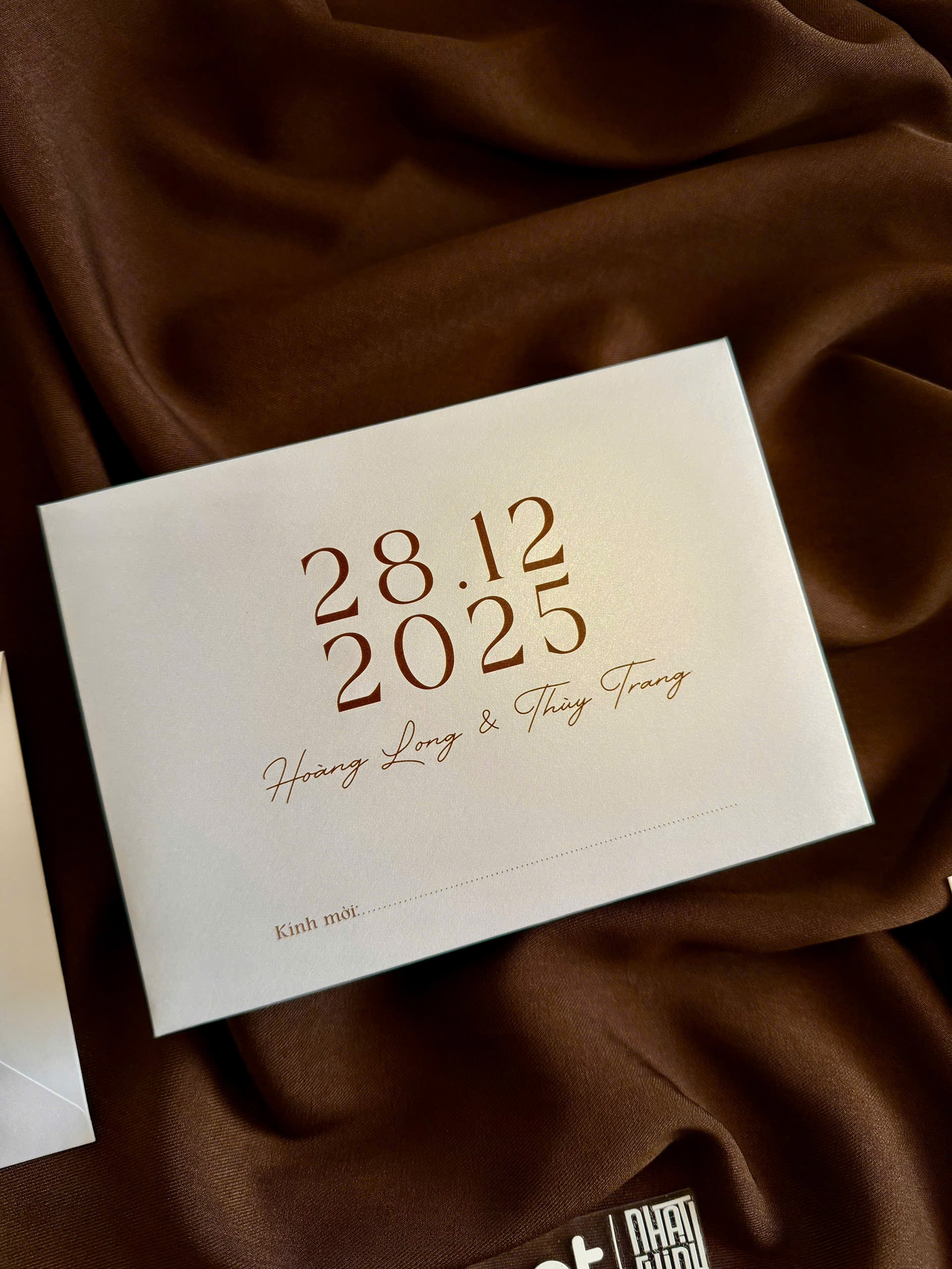 Thiep-Cuoi-Thiet-Ke-Caramel-Sang-Trong-In-Ky-Thuat-So_z7300888133368_74b29eeddde4e796159f992b2017425f.jpg