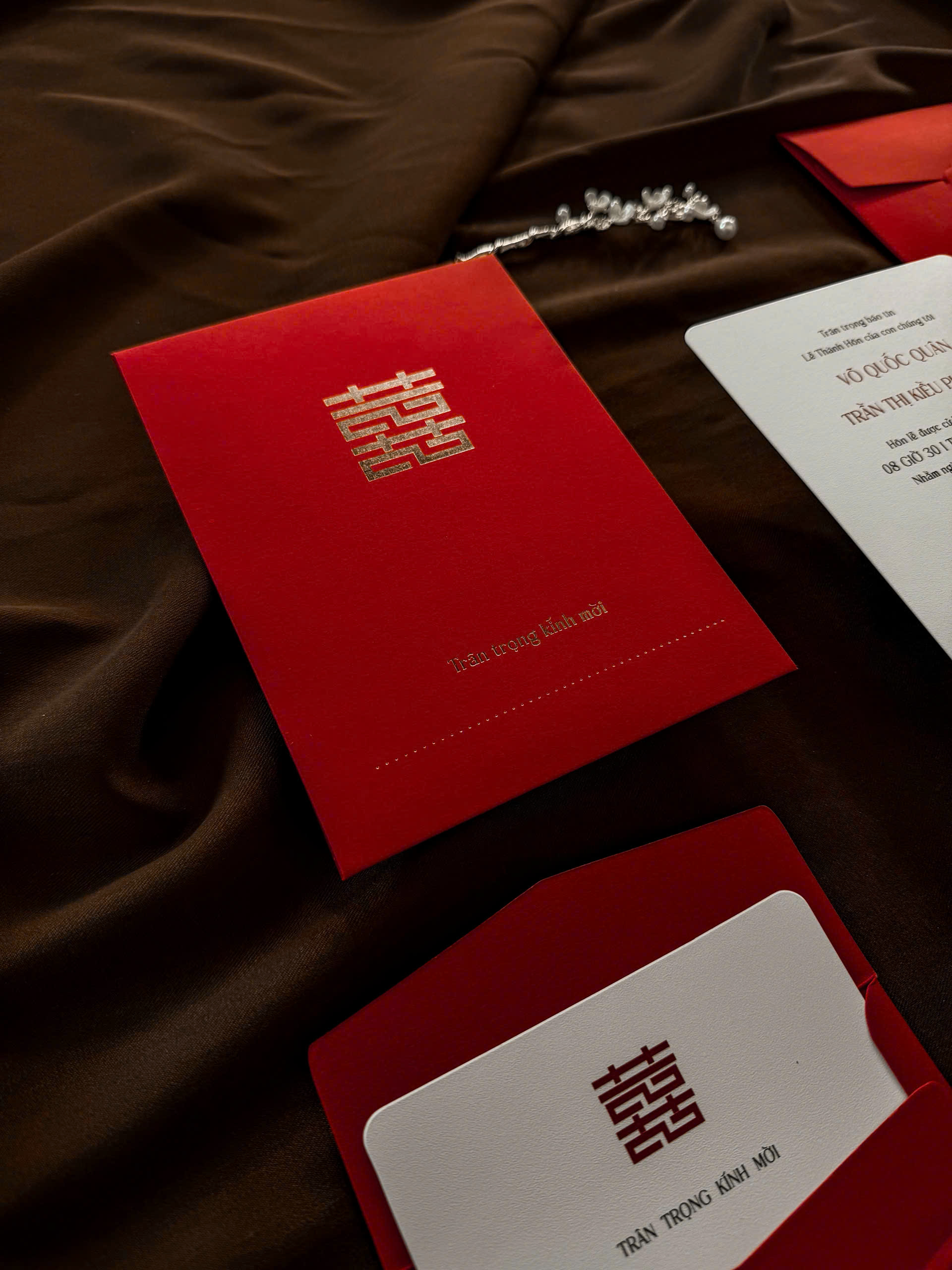 Thiep-Cuoi-Thiet-Ke-My-Thuat-Ep-Kim-Do_46069b21fa31756f2c203.jpg