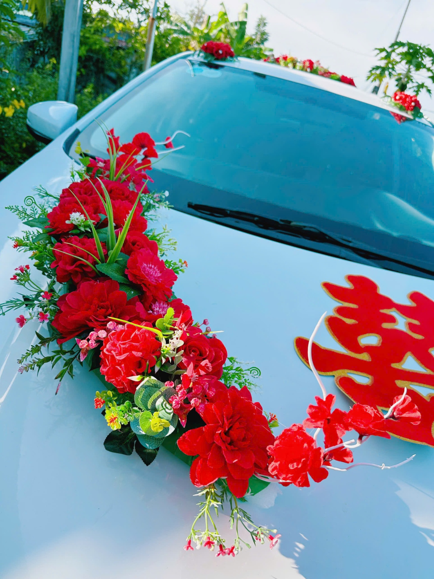 Hoa vải xe cưới cho thuê đỏ