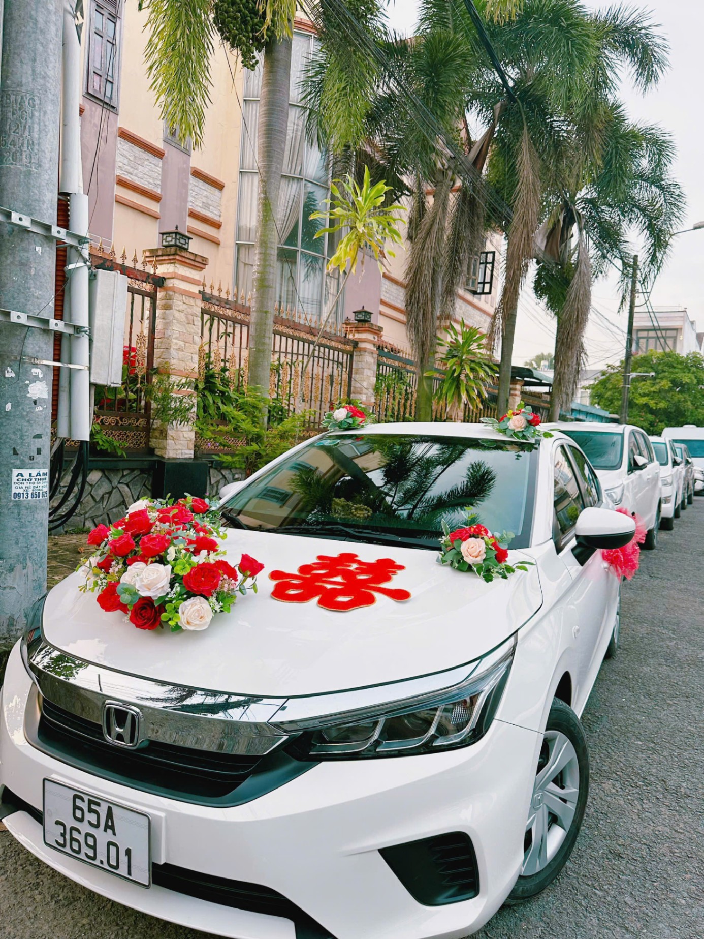 Hoa vải xe cưới cho thuê đỏ trắng