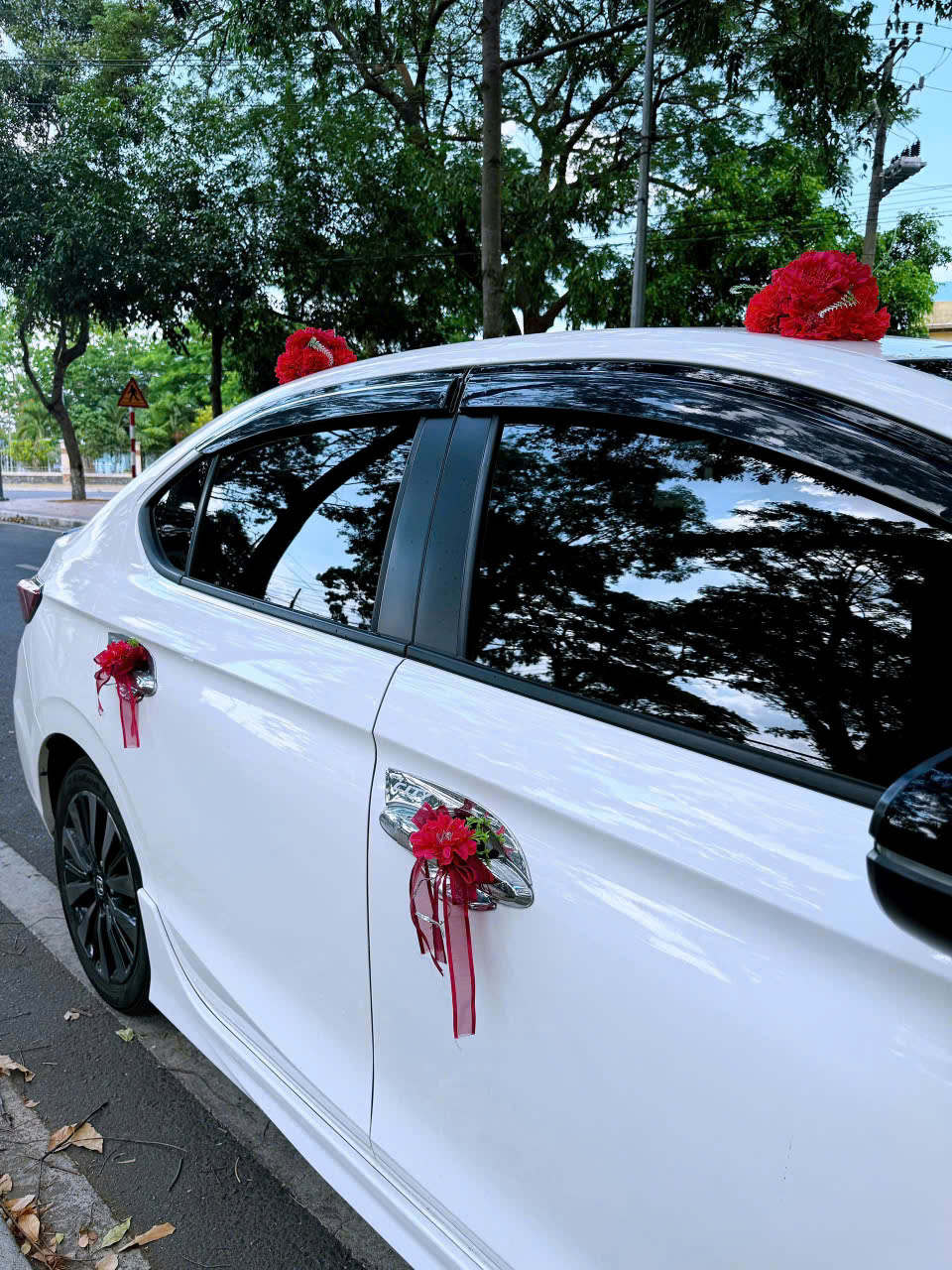 Hoa vải xe cưới cho thuê đỏ